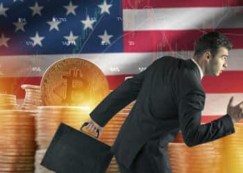 Desarrollador huyendo, bitcoin y bandera de Estados Unidos.