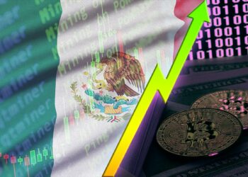 bandera de méxico con grafico de velas en el fondo separado por flecha creciente de monedas de bitcoin sobre billetes de dólares