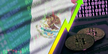bandera de méxico con grafico de velas en el fondo separado por flecha creciente de monedas de bitcoin sobre billetes de dólares