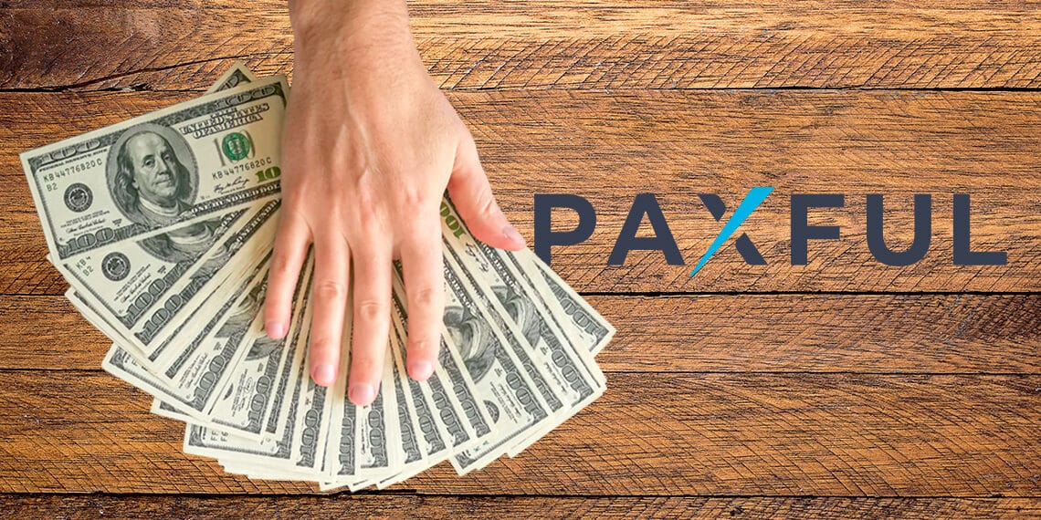 Logo de Paxful junto a persona devolviendo dinero.