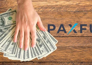 Logo de Paxful junto a persona devolviendo dinero.