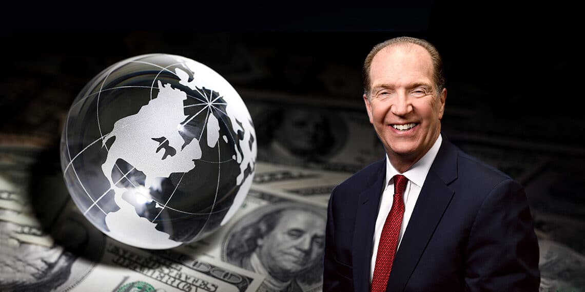 El presidente del Banco Mundial, David Malpass junto a mundo y dinero.