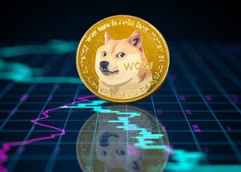 moneda de dogecoin sobre pantalla con grafico de precio reflejado