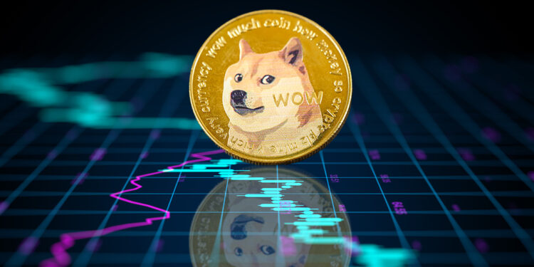 moneda de dogecoin sobre pantalla con grafico de precio reflejado