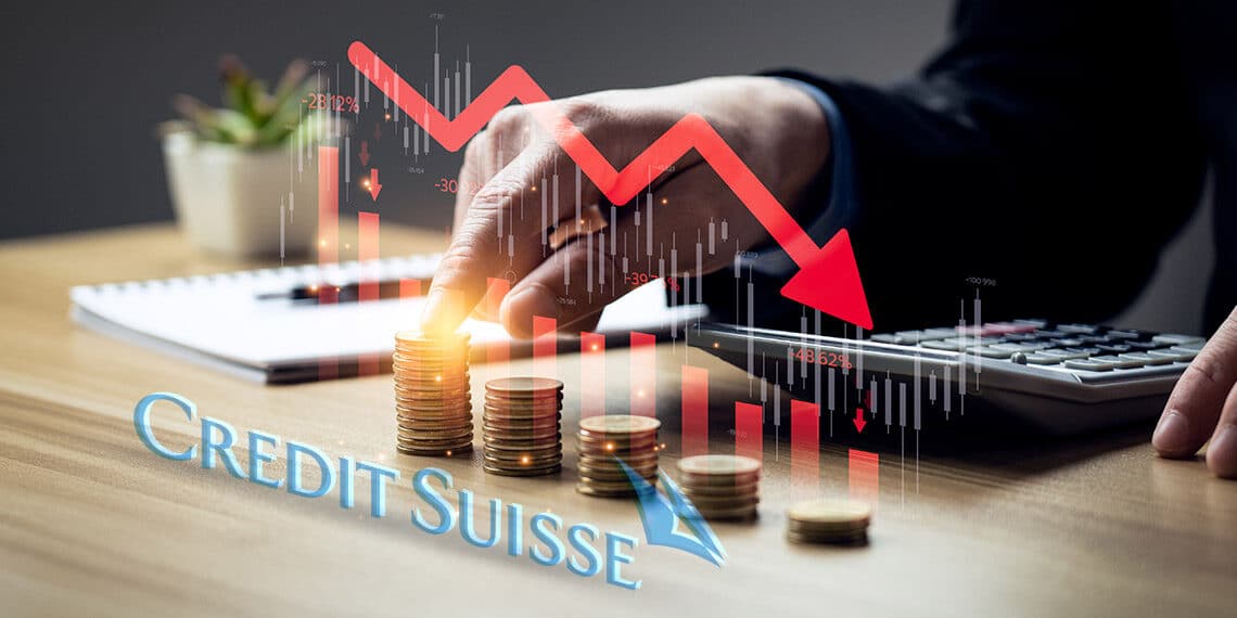 Logo de Credit Suisse junto a monedas y grafico bajista.