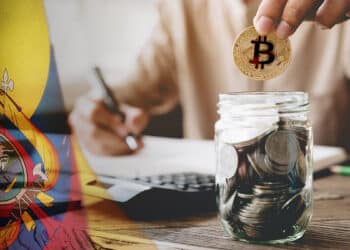 persona depositando moneda de bitcoin en jarra de vidrio con badera de ecuador superpuesta