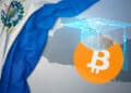 Bandera de El Salvador con mapa y BTC con birrete