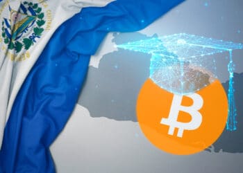 Bandera de El Salvador con mapa y BTC con birrete