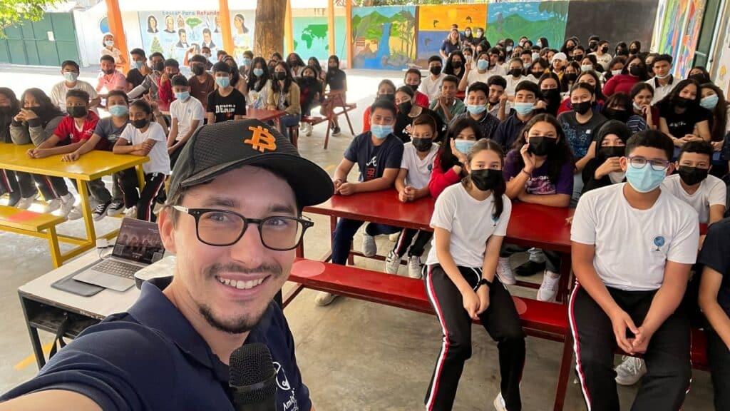 Dusan Matuska tomando selfie con grupo de estudiantes de honduras