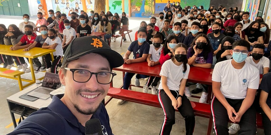 Dusan Matuska tomando selfie con grupo de estudiantes de honduras