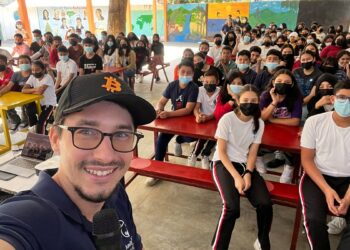 Dusan Matuska tomando selfie con grupo de estudiantes de honduras