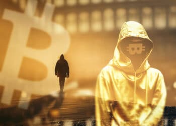 hombre alejandose junto a retrato imaginado de satoshi nakamoto junto a logo de bitcoin