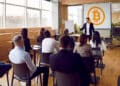 El programa CUBO+ se pone en marcha para formar a los estudiantes universitarios de El Salvador como desarrolladores de Bitcoin y la red Lightning. Composición CriptoNoticias / Adobe Stock