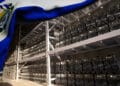 bandera de El Salvador sobre granja de minería de criptomonedas
