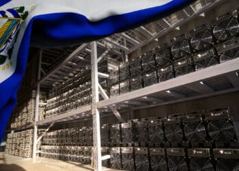 bandera de El Salvador sobre granja de minería de criptomonedas