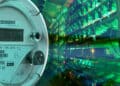 medidor electrico con granja de minería de bitcoin con mineros asic en el fondo