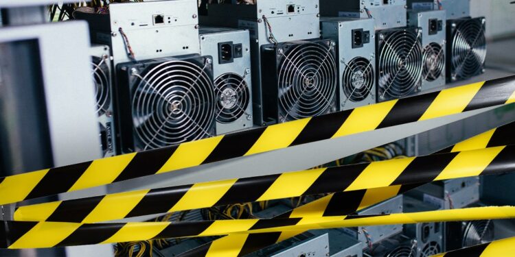 equipos asic para la minería de bitcoin y criptomonedas rodeados por cintas policiales