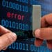 mano sosteniendo monedero ledger con codigo de error en el fondo