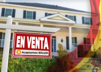 anuncio de venta con bitcoin en frente de casa junto con bandera de españa superpuesta.