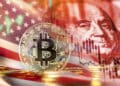 Bitcoin, bandera de Estados Unidos y dolar.