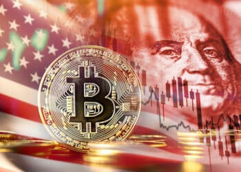 Bitcoin, bandera de Estados Unidos y dolar.