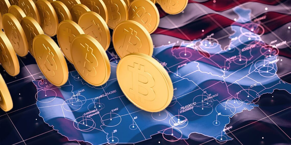 monedas de bitcoi rodando sobre pantalla con mapa de estados unidos y bandera en el fondo