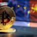moneda de bitcoin sobre grafico de mercado en pantalla con banderas de Estados Unidos, Europa y China en el fondo