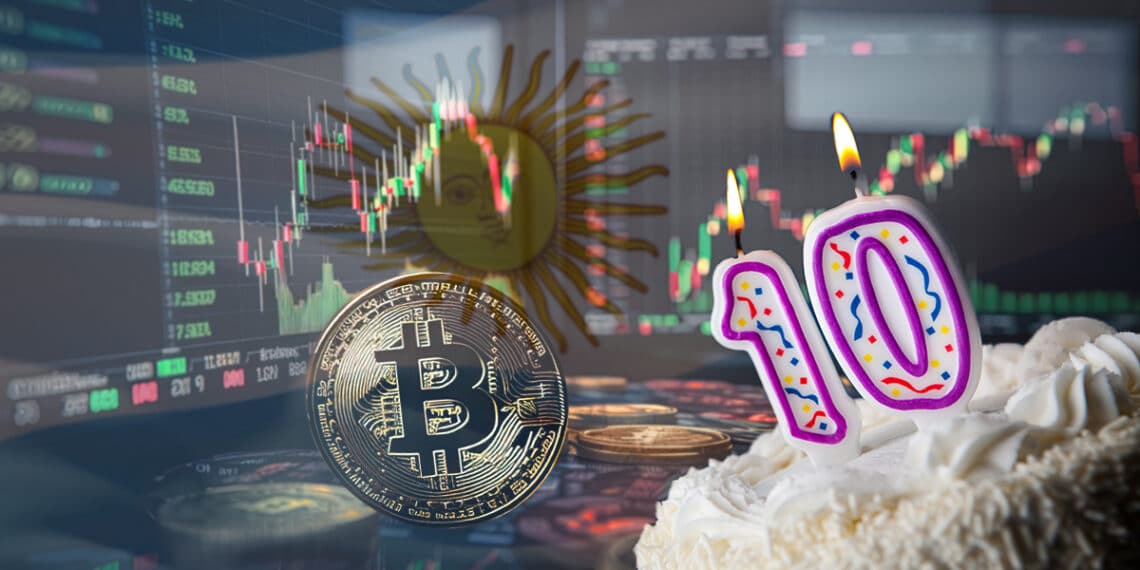 pastelito con velas de decimo cumpleaños con exchange de bitcoin y bandera de argentina en el fondo