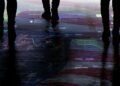 personas caminando sobre suelo con bandera de estados unidos y plataforma de exchange superpuesto