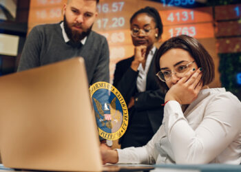 personas preocupadas observando computadora con logo de la SEC y graficos de mercado en el fondo