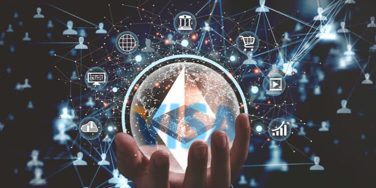 mano sosteniendo globo con logo de ethereum y de visa desarrollando red de pagos