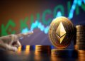 mano señalando moneda de ethereum junto a monedas apiladas con grafico de precio y logo de Kucoin en el fondo