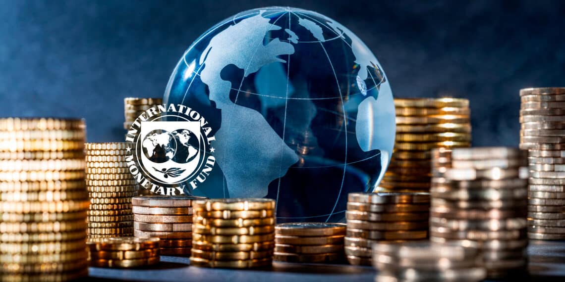 Logo de FMI junto al mundo y monedas.