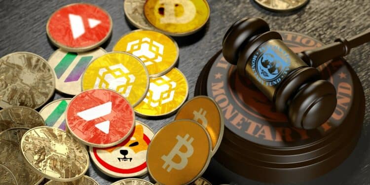 criptomonedas esparcidas sobre mesa junto a martillo de juez con logos del Fondo Monetario Internacional