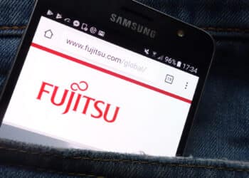 telefono movil en bolsillo de pantalon con página de fujitsu abierta en pantalla