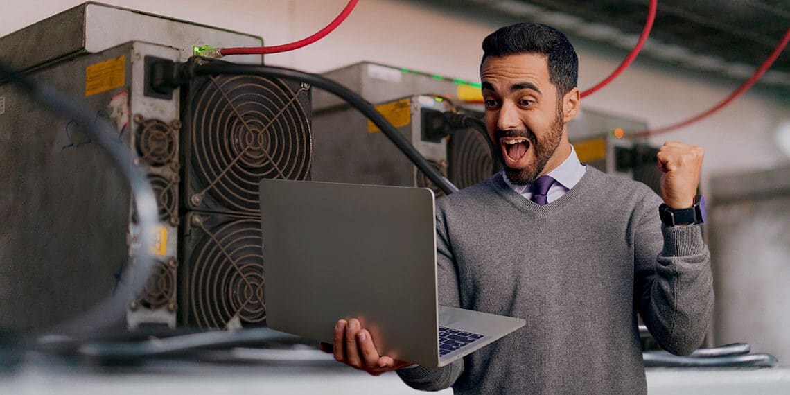 Hombre granando dinero con mineros de bitcoin.