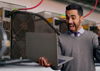 Hombre granando dinero con mineros de bitcoin.