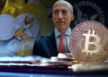 moneda de bitcoin con Gary Gensler junto a criptomonedas con logo de la SEC en el fondo