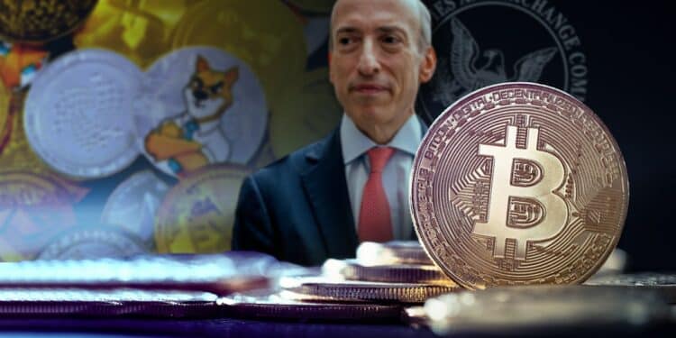 moneda de bitcoin con Gary Gensler junto a criptomonedas con logo de la SEC en el fondo