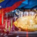 Mineros trabajando en minería de bitcoin junto a bandera de Venezuela.