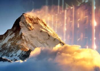 pico del himalaya con mineros de bitcoin reflejados en el amanecer