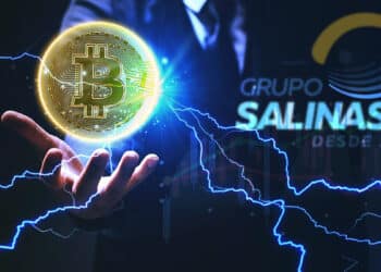 empresario sosteniendo moneda de bitcoin flotando entre relampagos junto a logotipo de Grupo Salinas