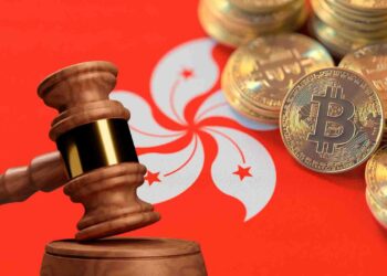 Martillo regulador, bitcoins y bandera de Hong Kong.