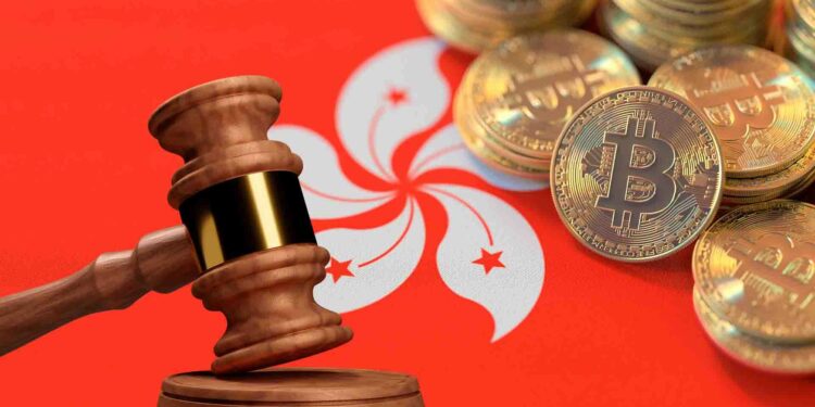 Martillo regulador, bitcoins y bandera de Hong Kong.