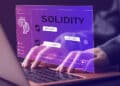IA responde consultas relacionadas a Solidity de Ethereum.
