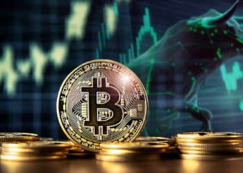 moneda de bitcoin entre monedas apiladas con grafico alcista de precio y toro digital en el fondo