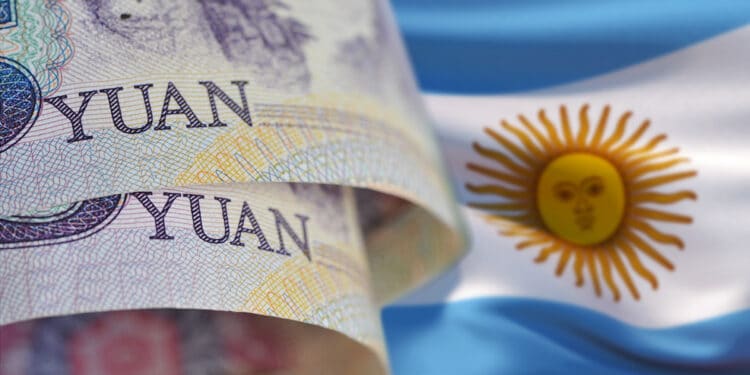 billetes de yuanes con bandera de Argentina en el fondo