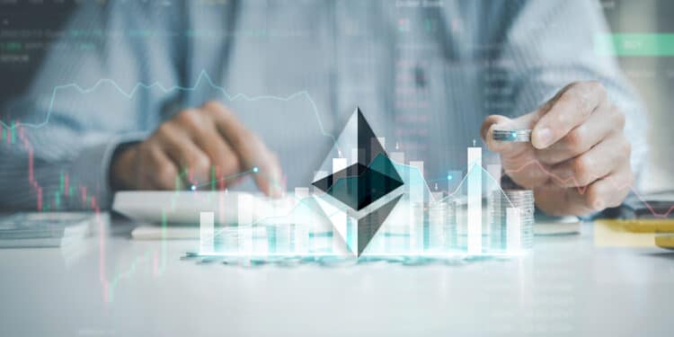 logo de ethereum sobre mesa con monedas apiladas con grafico de precio