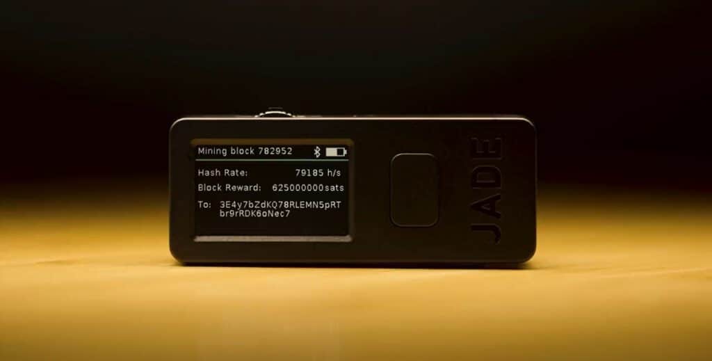 hardware wallet jade para el almacenamiento en frio de bitcoins y minería de btc