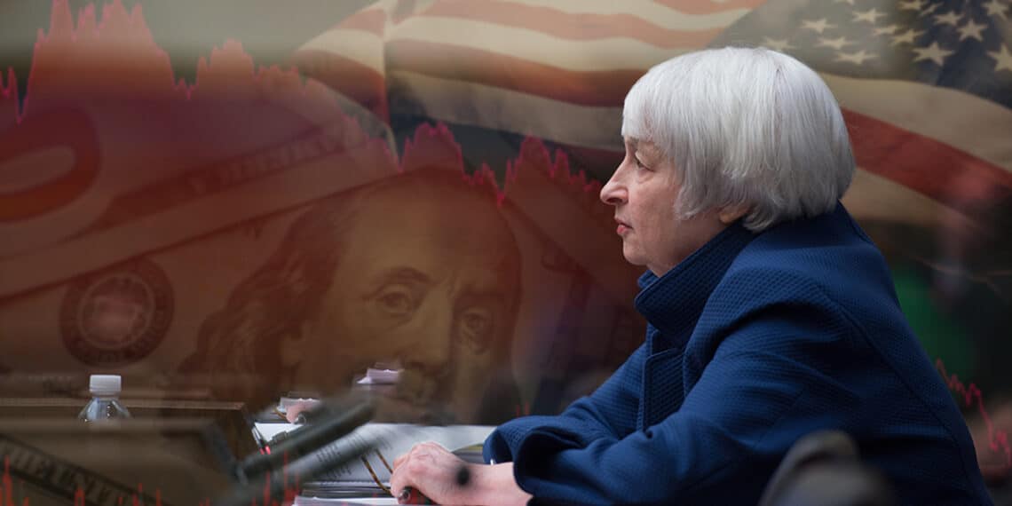 Janet Yellen con billete de dolar, bandera de estados unidos y grafico bajista en el fondo